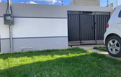 Imagem: A casa possui 3 Dormitórios, 2 Banheiros, 2 Vagas na garagem