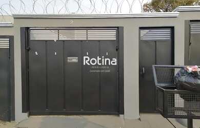 Imagem: A casa possui 2 Dormitórios, 1 Banheiro, 1 Vaga na garagem