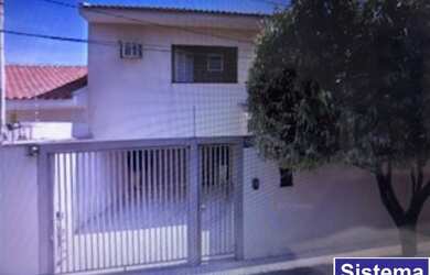 Imagem: A casa possui 4 Dormitórios, 1 Banheiro, 2 Vagas na garagem