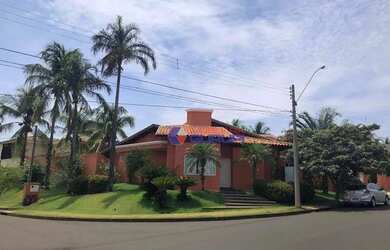 Imagem: A casa em condomínio possui 3 Dormitórios, 3 Banheiros, 550m²