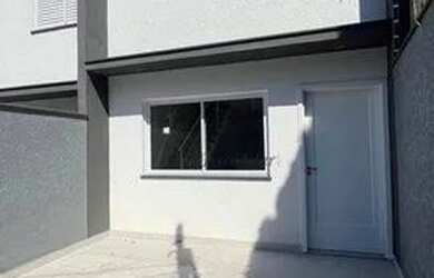 Imagem: A casa possui 2 Dormitórios, 1 Banheiro, 1 Vaga na garagem