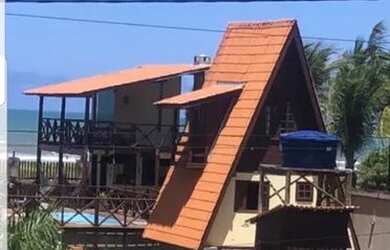 Imagem: A casa possui 3 Dormitórios, 2 Banheiros, 5 Vagas na garagem