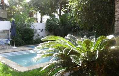 Imagem: A casa possui 4 Dormitórios, 2 Banheiros, 5 Vagas na garagem