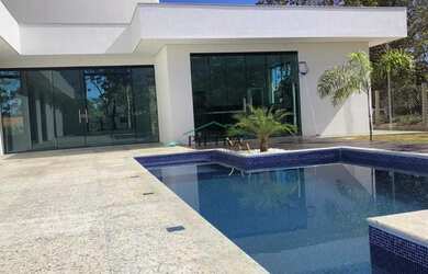 Imagem: A casa em condomínio possui 4 Dormitórios, 5 Banheiros, 5