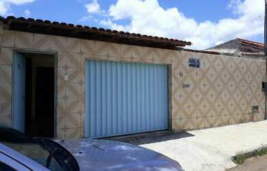 Imagem: A casa possui 3 Dormitórios, 2 Banheiros, 2 Vagas na garagem