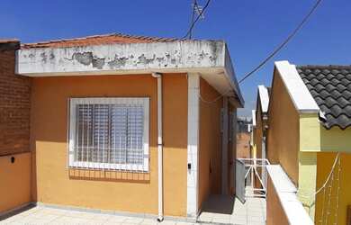 Imagem: A casa possui 3 Dormitórios, 4 Banheiros, 2 Vagas na garagem