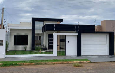 Imagem: A casa possui 2 Dormitórios, 1 Banheiro, 2 Vagas na garagem