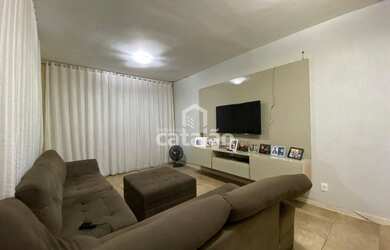 Imagem: A casa possui 3 Dormitórios, 2 Banheiros, 2 Vagas na garagem