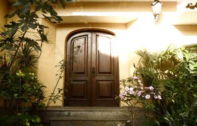 Imagem: A casa possui 3 Dormitórios, 4 Banheiros, 2 Vagas na garagem