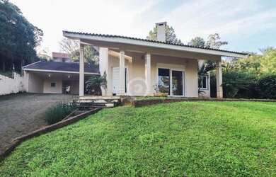 Imagem: A casa possui 3 Dormitórios, 3 Banheiros, 4 Vagas na garagem