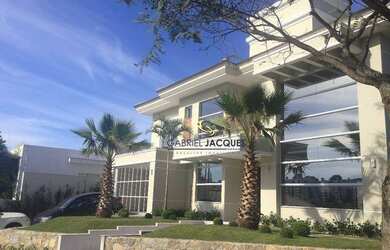 Imagem: A casa possui 3 Dormitórios, 3 Banheiros, 5 Vagas na garagem