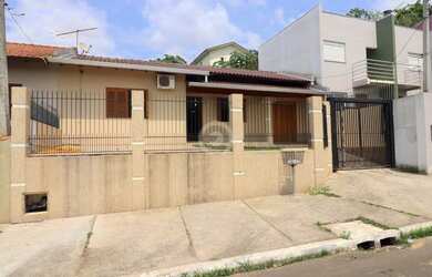 Imagem: A casa possui 3 Dormitórios, 2 Banheiros, 120m² de Área