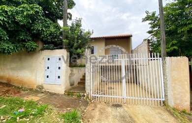 Imagem: A casa possui 1 Dormitório, 1 Banheiro, 1 Vaga na garagem e