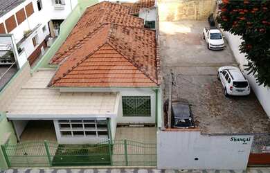 Imagem: A casa possui 3 Dormitórios, 2 Banheiros, 1 Vaga na garagem