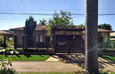 Imagem: A casa possui 4 Dormitórios, 2 Banheiros, 2 Vagas na garagem