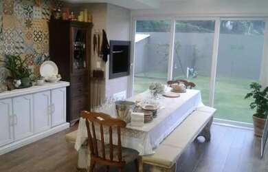 Imagem: A casa em condomínio possui 5 Dormitórios, 4 Banheiros, 4