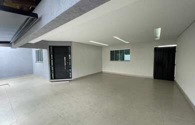 Imagem: A casa possui 3 Dormitórios, 3 Banheiros, 2 Vagas na garagem