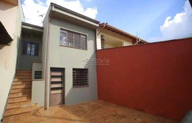 Imagem: A casa possui 2 Dormitórios, 3 Banheiros, 2 Vagas na garagem