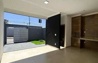 Imagem: A casa possui 3 Dormitórios, 2 Banheiros, 2 Vagas na garagem