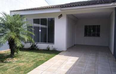 Imagem: A casa possui 3 Dormitórios, 2 Banheiros, 1 Vaga na garagem