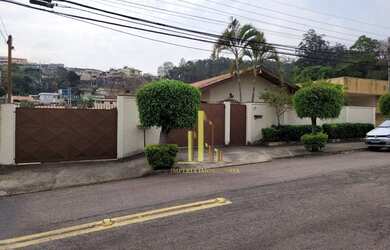 Imagem: A casa possui 3 Dormitórios, 3 Banheiros, 5 Vagas na garagem