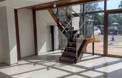 Imagem: O depósito possui 2 Vagas na garagem, 89m² de Área e está