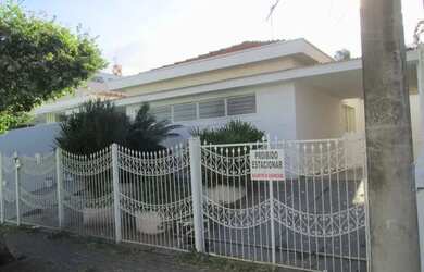 Imagem: A casa possui 3 Dormitórios, 3 Banheiros, 4 Vagas na garagem