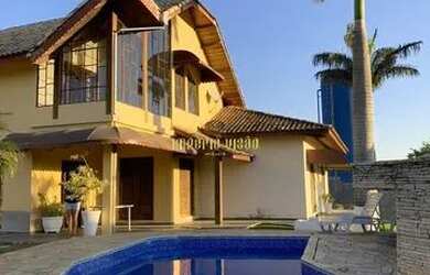 Imagem: A casa possui 2 Dormitórios, 4 Banheiros, 5 Vagas na garagem