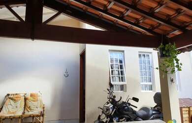 Imagem: A casa possui 3 Dormitórios, 3 Banheiros, 2 Vagas na garagem