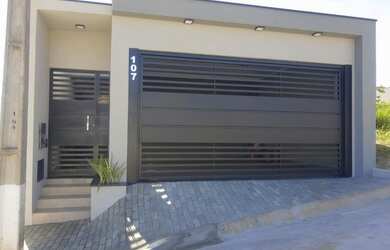 Imagem: A casa possui 3 Dormitórios, 2 Banheiros, 2 Vagas na garagem