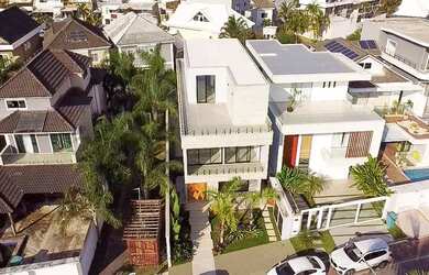 Imagem 8: Casa de condomínio para venda possui 400 metros quadrados com 5 quartos