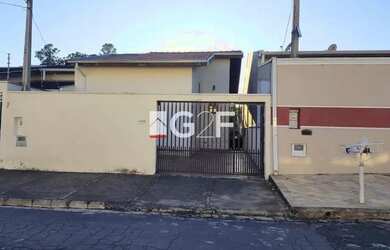 Imagem: A casa possui 3 Dormitórios, 1 Banheiro, 2 Vagas na garagem