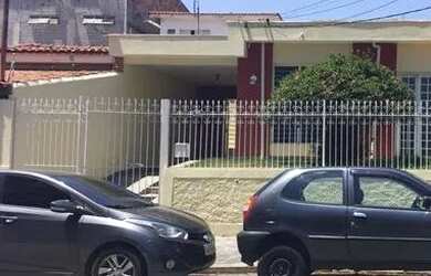 Imagem: A casa possui 4 Dormitórios, 2 Banheiros, 3 Vagas na garagem
