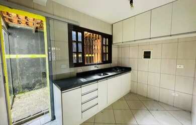 Imagem: A casa em condomínio possui 4 Dormitórios, 2 Banheiros, 3