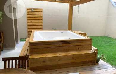 Imagem: A casa possui 3 Dormitórios, 2 Banheiros, 4 Vagas na garagem