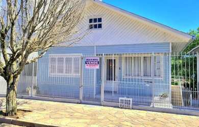 Imagem: A casa possui 3 Dormitórios, 1 Banheiro, 192m² de Área e