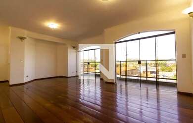 Imagem: O apartamento possui 4 Dormitórios, 5 Banheiros, 3 Vagas na