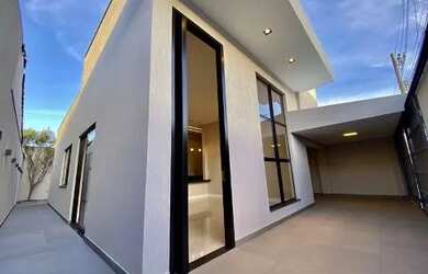 Imagem: A casa possui 3 Dormitórios, 1 Banheiro, 2 Vagas na garagem