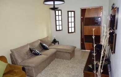 Imagem: A casa possui 3 Dormitórios, 1 Banheiro, 1 Vaga na garagem