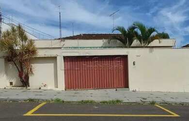 Imagem: A casa possui 3 Dormitórios, 3 Banheiros, 2 Vagas na garagem