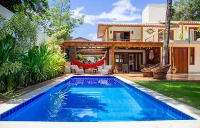 Imagem: A casa possui 3 Dormitórios, 4 Banheiros, 4 Vagas na garagem