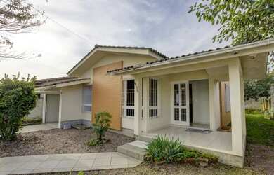 Imagem: A casa possui 2 Dormitórios, 2 Banheiros, 1 Vaga na garagem