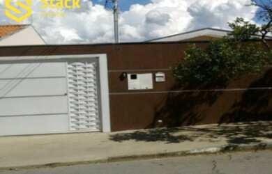 Imagem: A casa possui 3 Dormitórios, 2 Banheiros, 3 Vagas na garagem