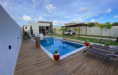 Imagem: A casa em condomínio possui 4 Dormitórios, 2 Banheiros, 5