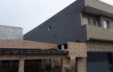 Imagem: A casa possui 5 Dormitórios, 5 Banheiros, 2 Vagas na garagem