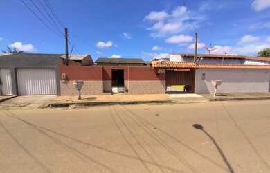 Imagem: A casa possui 3 Dormitórios, 1 Banheiro, 5 Vagas na garagem