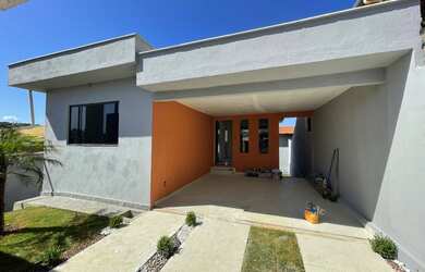 Imagem: A casa possui 3 Dormitórios, 3 Banheiros, 2 Vagas na garagem