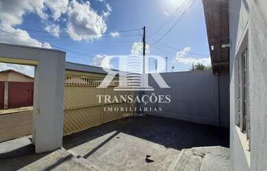 Imagem: A casa possui 3 Dormitórios, 1 Banheiro, 2 Vagas na garagem