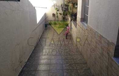 Imagem: A casa possui 2 Dormitórios, 1 Banheiro, 2 Vagas na garagem