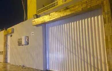 Imagem: A casa possui 4 Dormitórios, 3 Banheiros, 1 Vaga na garagem